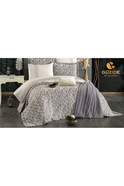 Güzide Eliz Mink Dowry Set on the Hand