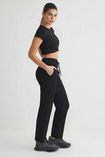 Trendyol Collection Schwarze Sport-Jogginghose mit Taschen aus Scuba-Stoff – THMSS25EA00005