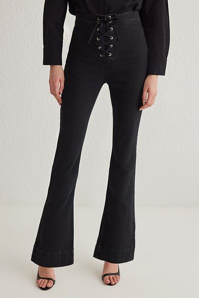 Trendyol Collection Schwarze Flare-Jeans mit hoher Taille und Bindedetail TWOSS25JE00005