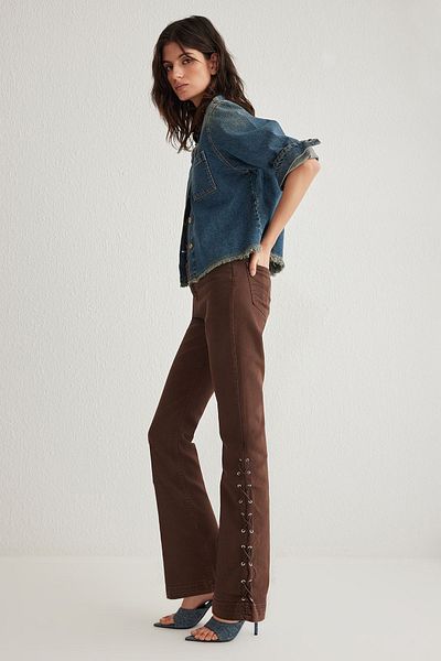 Trendyol Collection Braune, seitlich geschnürte, ausgestellte Jeans mit hoher Taille TWOSS25JE00013