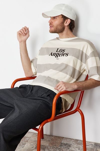 Trendyol Collection Übergroßes gestreiftes Baumwoll-T-Shirt mit Stadt-Aufdruck - TMNSS24TS00062