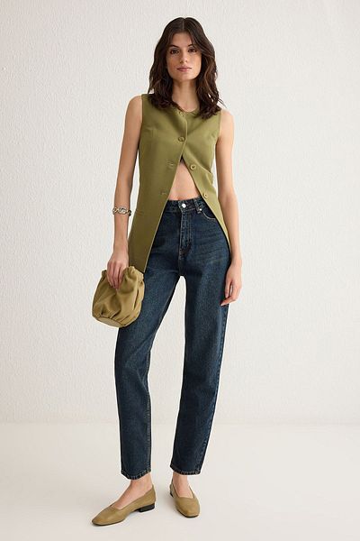 Trendyol Collection Dunkelblaue Mom-Jeans mit hoher Taille TWOSS25JE00136
