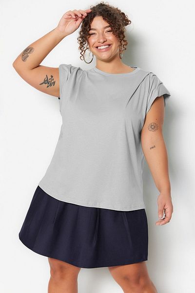 Trendyol Curve Graue Basic-Strickbluse aus 100 % Baumwolle mit Rundhalsausschnitt in Übergröße TBBSS23AF00053