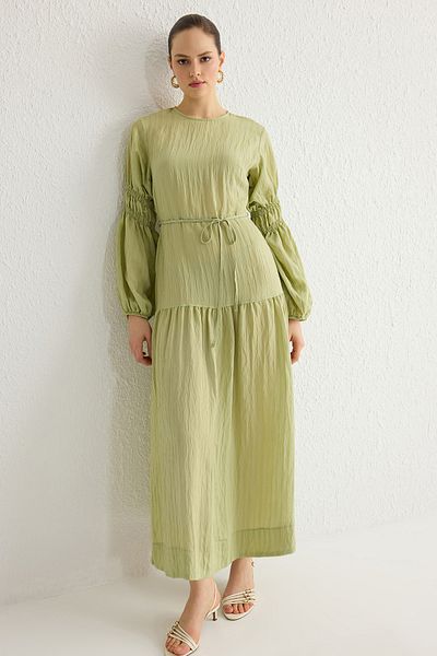 Trendyol Modest Πράσινο υφαντό φόρεμα με λεπτομέρεια διαδρόμου TCTSS25EB00011