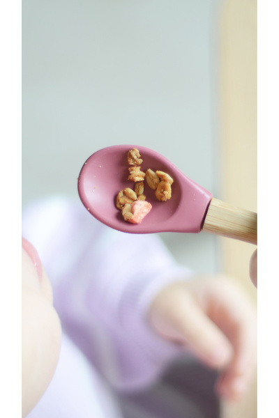OiOi Food Spoon Velvet Rose / Powder Gray