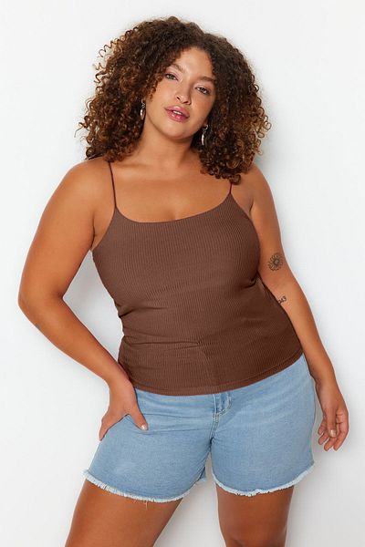 Trendyol Curve Braune, gerippte, gestrickte Bluse mit Spaghettiträgern in Übergröße TBBSS23AF00013