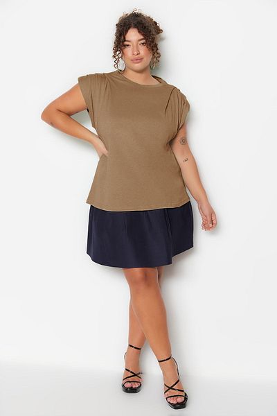 Trendyol Curve Kamelfarbene Plus-Size-Bluse mit Rundhalsausschnitt, 100 % Baumwolle – TBBSS23AF00053