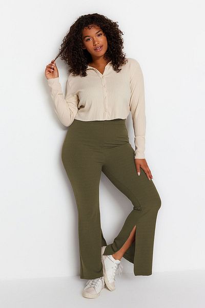 Trendyol Curve Ölgrüne, ausgestellte, gestrickte Hose mit spanischem Beinschlitz in Übergröße TBBAW23AR00030