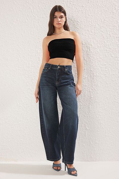 Trendyol Collection Schwarzes Crop-Strick-Bustier – Drape-Detail, passend – TWOSS25BS00000