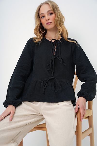 Trend Alaçatı Stili Schwarze, gewebte Damenbluse mit weitem Kragen, vorne gebundener Rock und Volants ALC-X13408