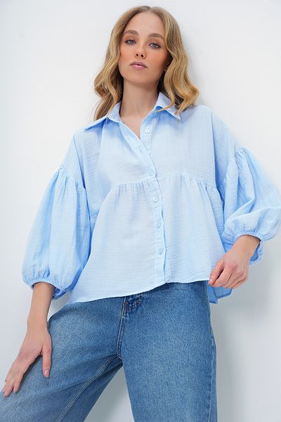 Trend Alaçatı Stili Babyblaues Leinenhemd mit Ballonärmeln und elastischem Saum für Damen ALC-X13507