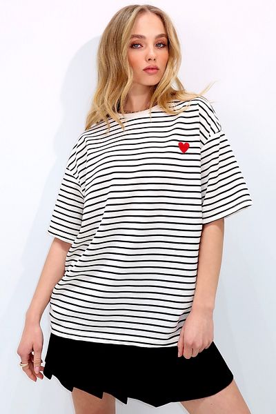 Trend Alaçatı Stili Oversize tričko s černými pruhy – výstřih s výstřihem a vyšívaným srdcem Alc-X13435