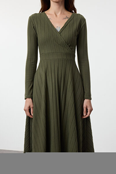 Trendyol Collection Μαύρο πλεκτό φόρεμα με ελαστικό κορδόνι μίντι - διπλό στήθος, γιακάς για σκέιτερ - TWOAW25EL00511