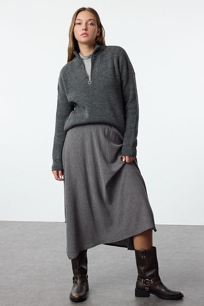 Trendyol Collection Antracitová midi sukně s detailem rozparku – rozšířená textura, Twoaw25et00106