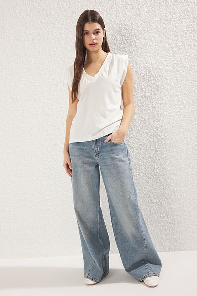 Trendyol Collection Gepolstertes Ecru-Strick-T-Shirt – 100 % Baumwolle, V-Ausschnitt, normale Passform TWOSS25TS00018
