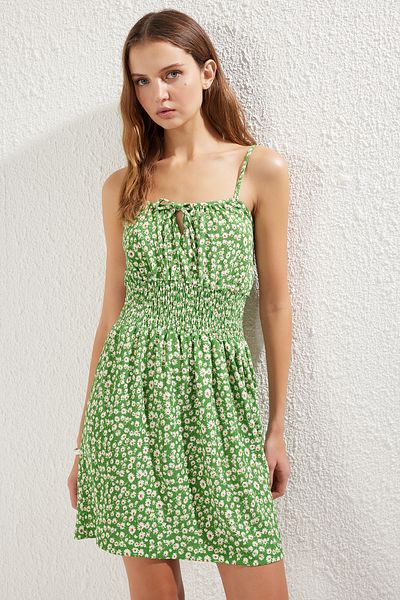 Trendyol Collection Grünes Mini-Strickkleid mit Blumendruck – A-Linien-Ausschnitt TWOSS25EL00159