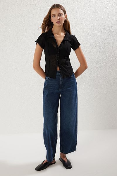 Trendyol Collection Schwarzes, geschnittenes/körperbetontes, geschmeidiges Hemd aus Schaumstoff TWOSS25GO00027