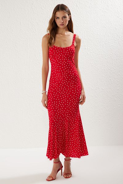 Trendyol Collection Dehnbares, geripptes, rotes, gepunktetes Maxi-Bleistiftkleid mit Hosenträgern TWOSS24EL00682