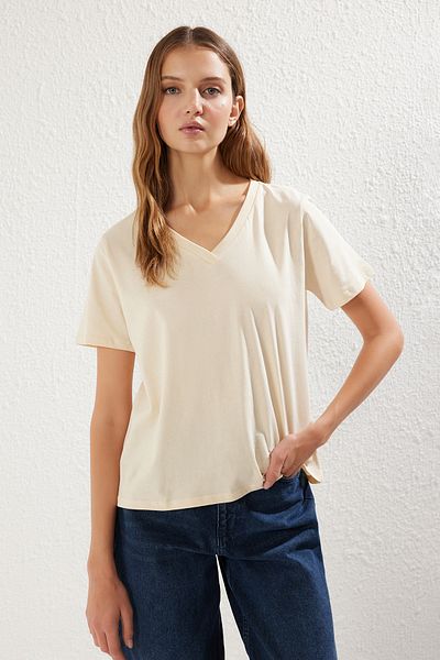 Trendyol Collection Burgunderrot-Mehrfarbig, 100 % Baumwolle, 2er-Pack, reguläre Passform, Basic-Strick-T-Shirts mit V-Ausschnitt TWOSS23TS00002