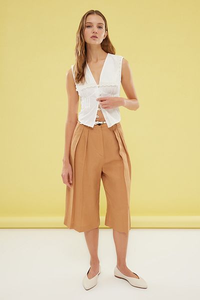 Trendyol Collection Weißes, bauchfreies, gewebtes Hemd mit Babykragen TWOSS25GO00058