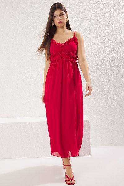 Trendyol Collection Maxi-Chiffonkleid mit rotem Blumendruck – Rüschen und Futter TWOSS23EL02013