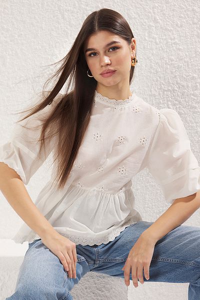 Trendyol Collection Weiße gewebte Baumwollbluse mit Ballonärmeln und Rundhalsausschnitt TWOSS25BZ00168