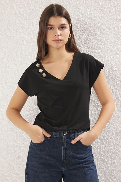 Trendyol Collection Μαύρη πλεκτή μπλούζα με λαιμόκοψη V - Λεπτομέρεια με κουμπιά, μανίκι φεγγαριού - TWOSS25BZ00035