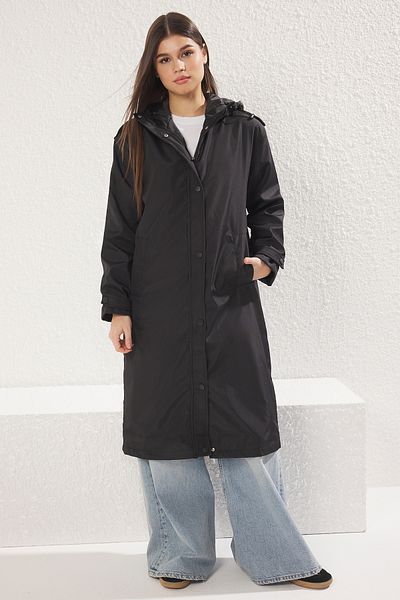 Trendyol Collection Langer schwarzer Regenmantel mit Kapuze und Windjacke – TWOAW25YR00005