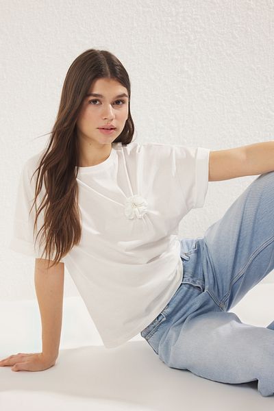 Trendyol Collection Ecru Oversize/Wide Fit Flower Accessory Detailed Knitted T-Shirt Twoss25Ts00013
