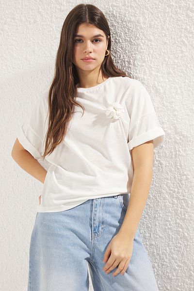 Trendyol Collection Ecru Oversize/Wide Fit Flower Accessory Detailed Knitted T-Shirt Twoss25Ts00013