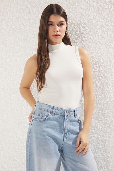 Trendyol Collection Ecrufarbene, taillierte/körperbetonte, ärmellose, dehnbare Strickbluse mit Stehkragen TWOSS25BZ00038
