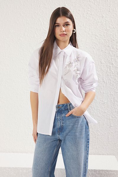 Trendyol Collection Koszula oversize z białym przodem i kwiatowymi dodatkami Twoss25Go00100