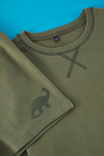 TRENDYOLKIDS طقم تي شيرت وشورت قصير الأكمام مصنوع من القطن بنسبة 100% بلون كاكي للأولاد - TKDSS25AU00029