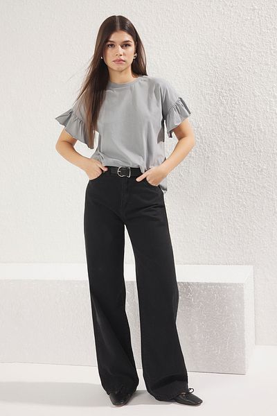 Trendyol Collection Graues Strick-T-Shirt mit Rundhalsausschnitt – 100 % Baumwolle, Rüschendetails TWOSS22TS2429