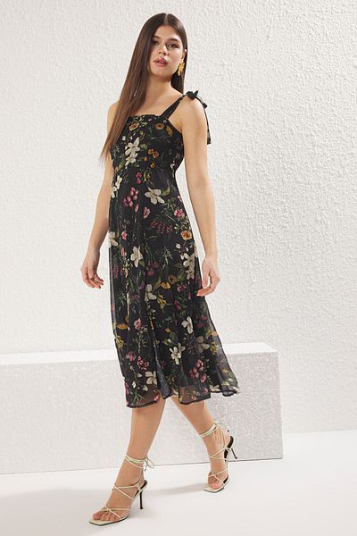 Trendyol Collection Μαύρο φλοράλ στάμπα σιφόν μίντι φόρεμα με λεπτομέρεια στο πίσω μέρος - σκίσιμο, φόδρα TWOSS24EL00699