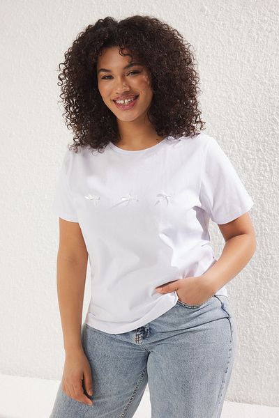 Trendyol Curve Weißes Crop-T-Shirt in Übergröße – Schleifendetail, schmale Passform TBBSS25BF00001