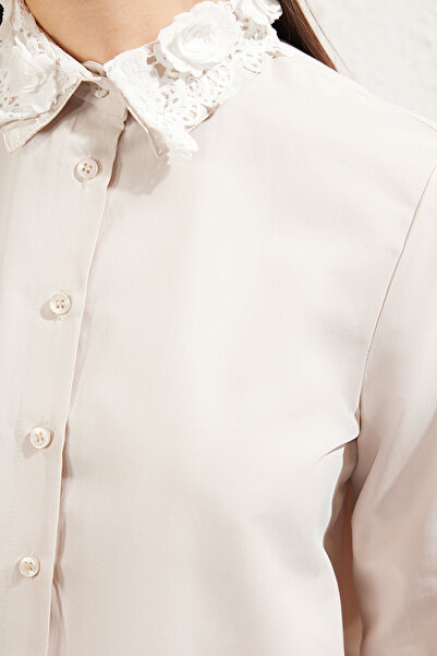 Trendyol Modest Μπεζ υφαντό πουκάμισο με γιακά και μανίκια με δαντέλα TCTSS25TG00009