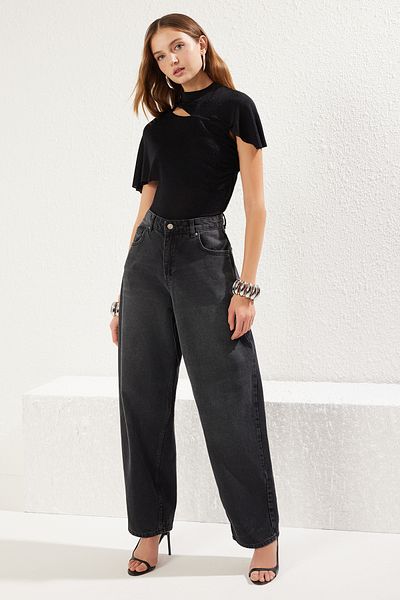 Trendyol Collection Πλεκτή μπλούζα μαύρης κοπής/παραθύρου με λεπτομερή ντραπέ γυαλιστερή γκλίτερ TPRSS25BZ00012