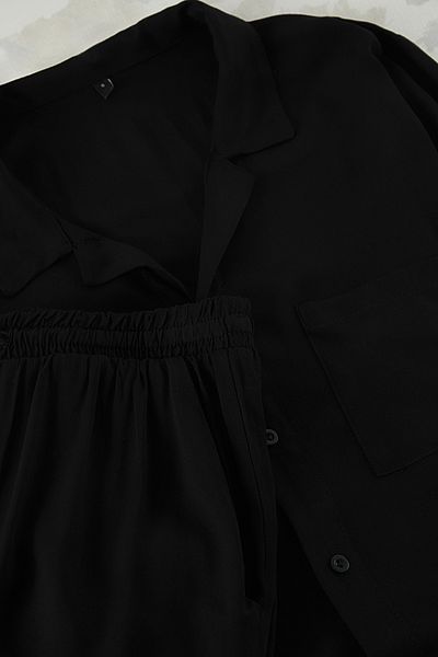Trendyol Collection Schwarzes, mehr haltbares, dünn gewebtes Pyjama-Set TMNAW25PT00056