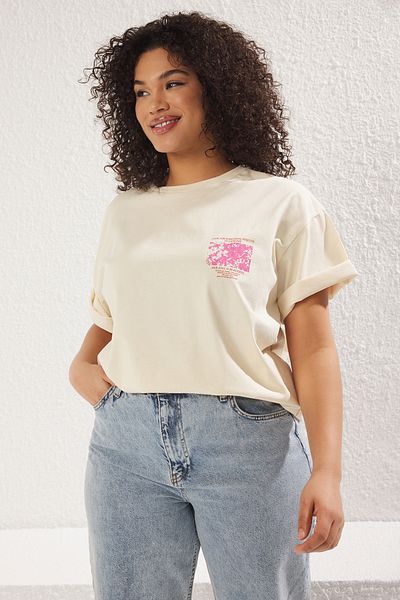 Trendyol Curve Beigefarbenes T-Shirt in Übergröße – 100 % Baumwolle, bedruckt vorne und hinten, übergroße Passform TBBSS25BF00002