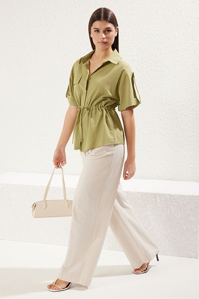Trendyol Collection Khakifarbenes, kurzärmliges, gewebtes Hemd mit Schnürung vorne und detaillierter Tasche TWOSS25GO00017