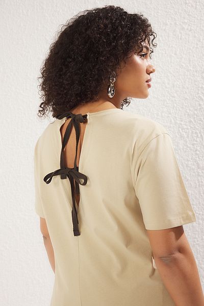 Trendyol Curve Beigefarbenes T-Shirt in Übergröße – normale Passform, Rückenschnürung und Schleifendetail TBBSS25BF00000