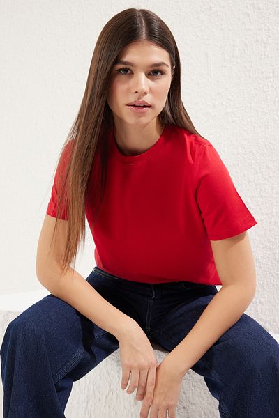 Trendyol Collection Hochwertiges rotes Strick-T-Shirt aus 100 % Baumwolle mit Rundhalsausschnitt – TWOSS23TS00042