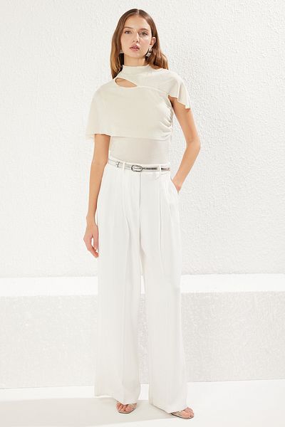 Trendyol Collection Ecrufarbene Strickbluse mit Ausschnitten/Fensterdetail, Drapierung und glänzendem Glitzer TPRSS25BZ00012