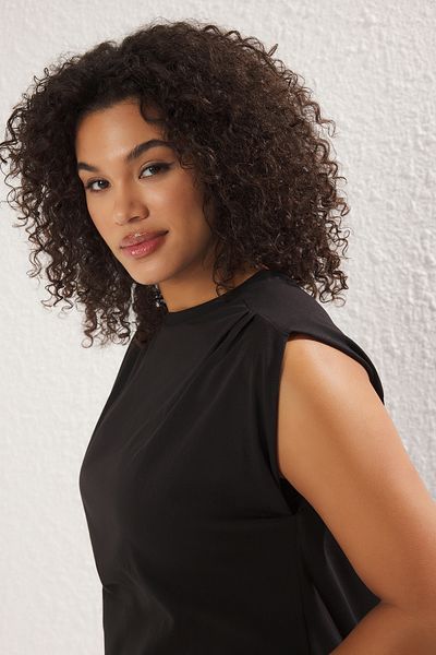 Trendyol Curve Schwarze Nullärmel-Strickbluse aus 100 % Baumwolle in Übergröße TBBSS25AF00033