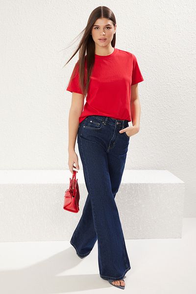 Trendyol Collection Hochwertiges rotes Strick-T-Shirt aus 100 % Baumwolle mit Rundhalsausschnitt – TWOSS23TS00042