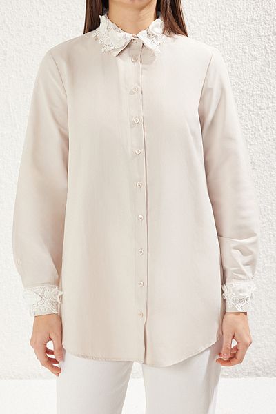 Trendyol Modest Beigefarbenes, gewebtes Hemd mit Spitzendetail am Kragen und Ärmeln TCTSS25TG00009