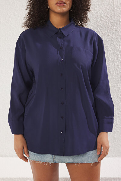 Trendyol Curve Πιο βιώσιμο πουκάμισο μεγάλου μεγέθους από μαλακό υφαντό υλικό Navy Blue Modal TBBSS25AX00004