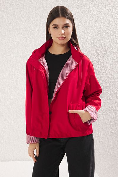 Trendyol Collection Übergroßer, rot gestreifter, gefütterter Regenmantel – TWOAW25YR00003