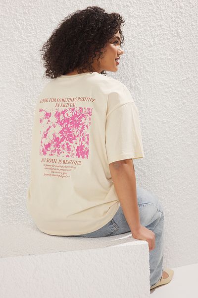 Trendyol Curve Beigefarbenes T-Shirt in Übergröße – 100 % Baumwolle, bedruckt vorne und hinten, übergroße Passform TBBSS25BF00002